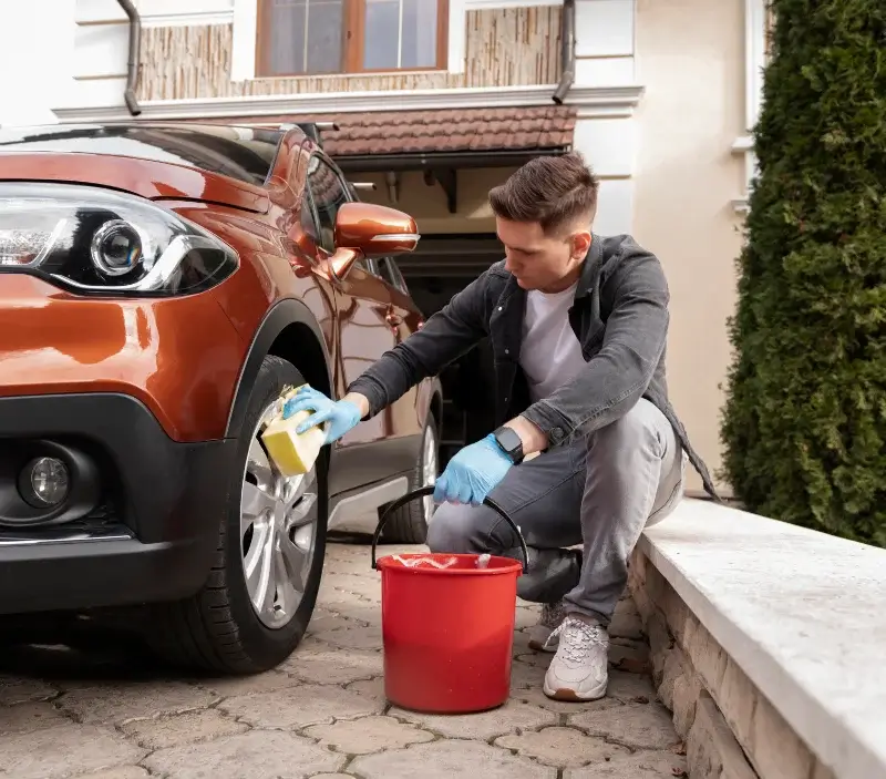 Lavage auto à domicile Saint-Fortunat-sur-Eyrieux : professionnel intervenant sur un véhicule